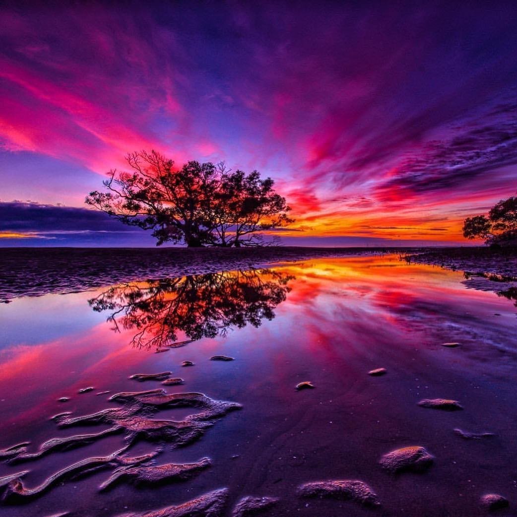 Рыжеволосая девушка с парнем