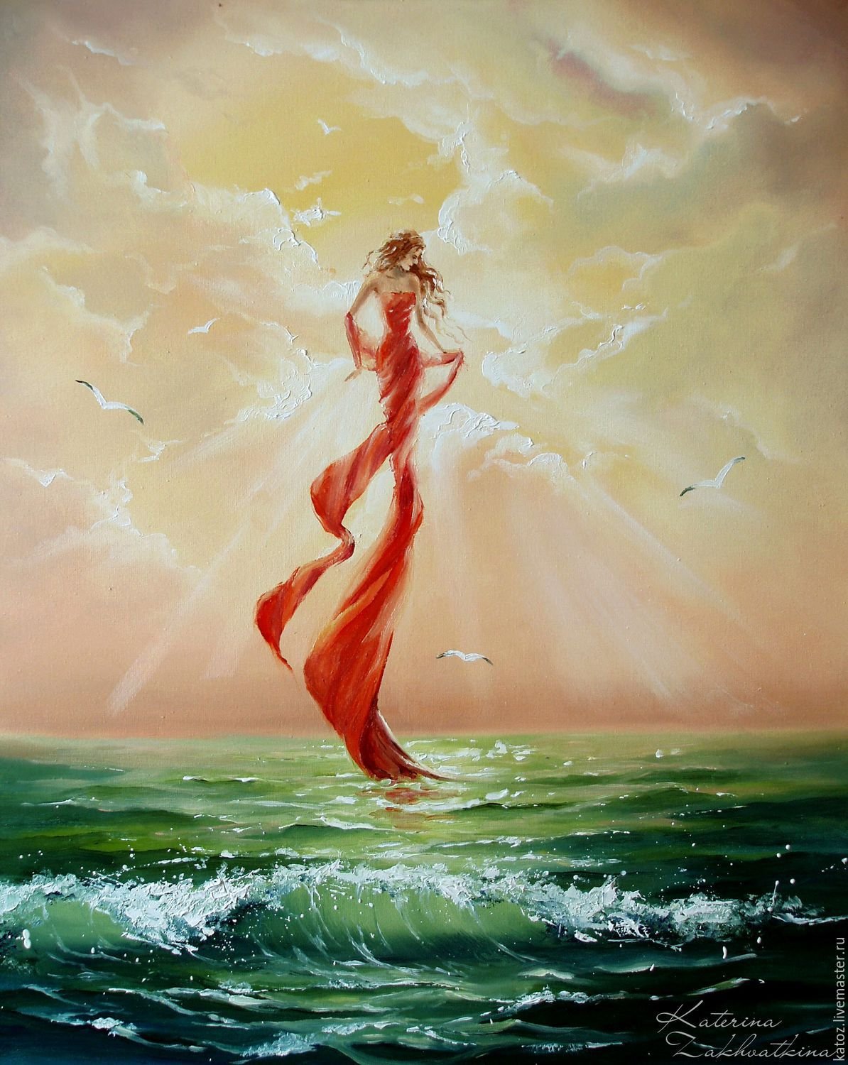 Девушка в волнах моря