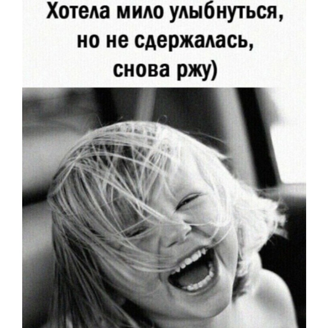 Женщина наклонилась в магазине