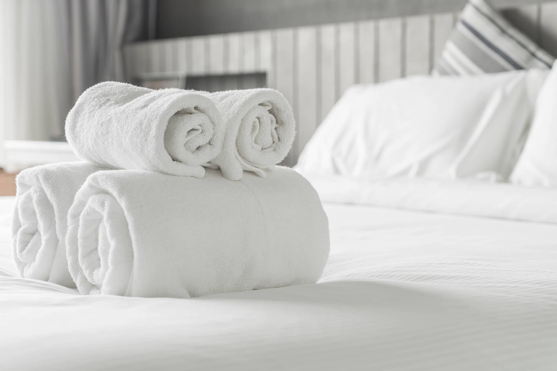 Полотенце на кровати. Постельное белье и полотенца. Белоснежные полотенца. Полотенца в отеле. Чистое белье.