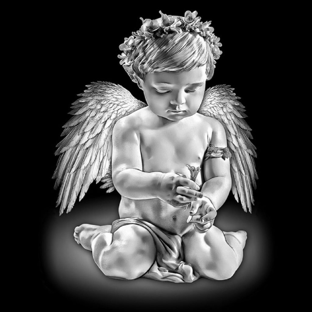 Ангел на белом фоне