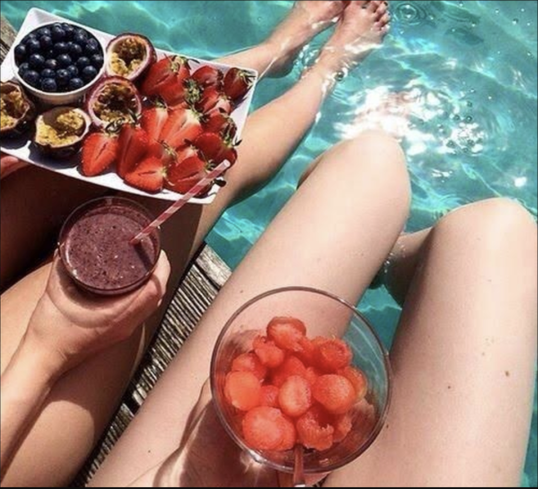 Ноги и фрукты