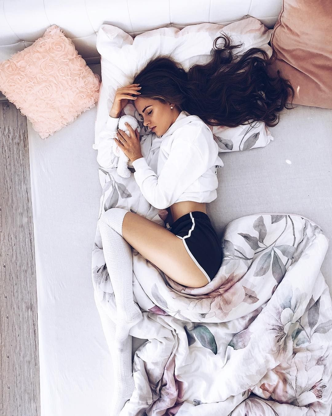 Сонная девушка