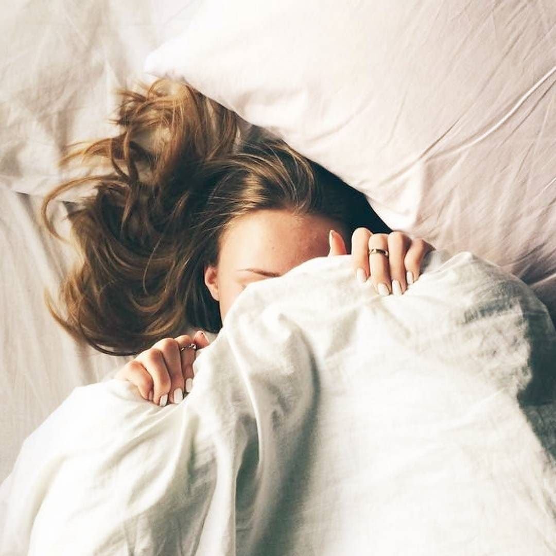 Девушка утром в кровати