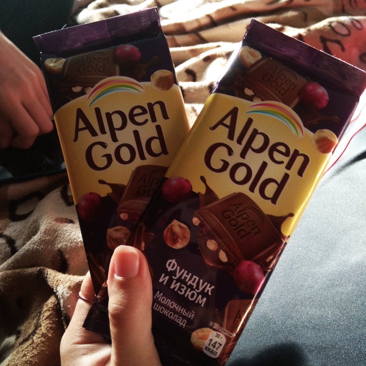 Шоколадка в руке