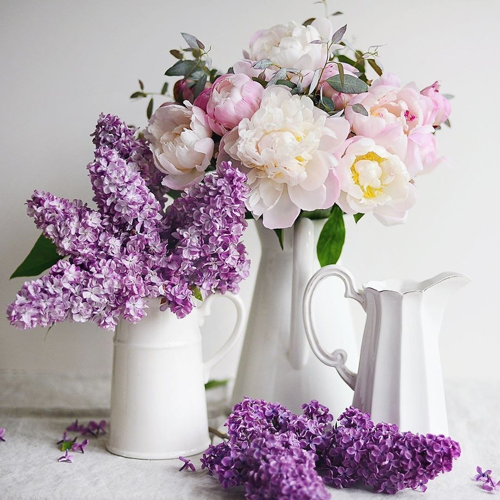 Пионы и сирень букет в вазе