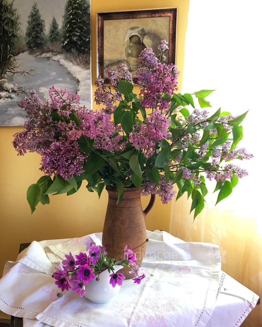 Сирень в кувшине на окне