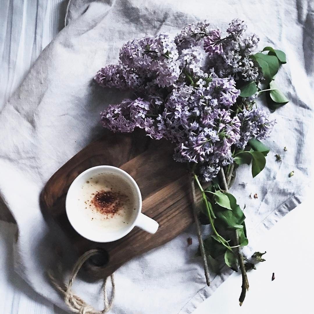 Чашка кофе и сирень