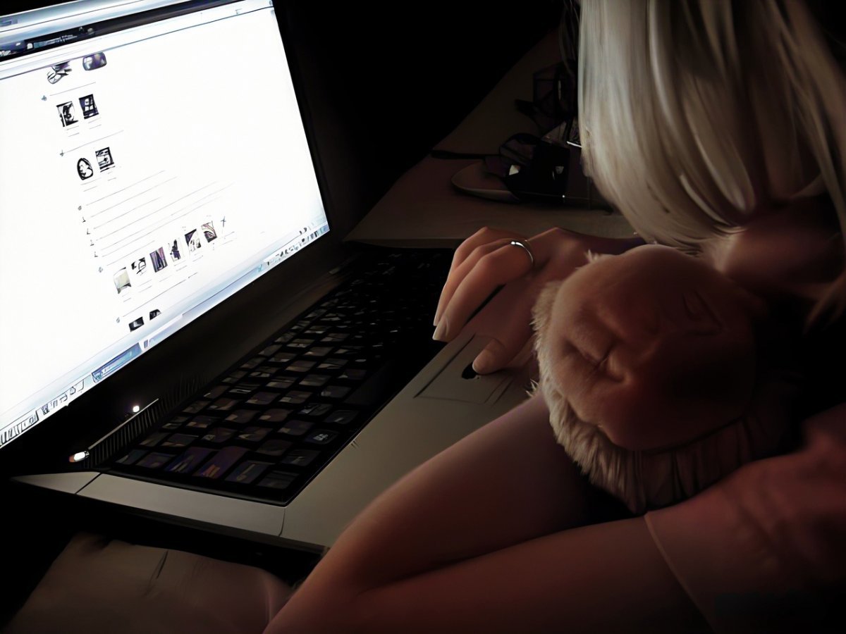 Девушка за ноутбуком