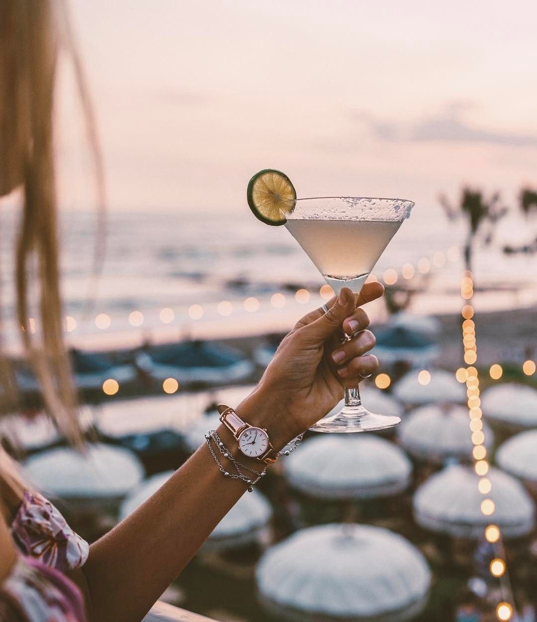 Котик в кроватке