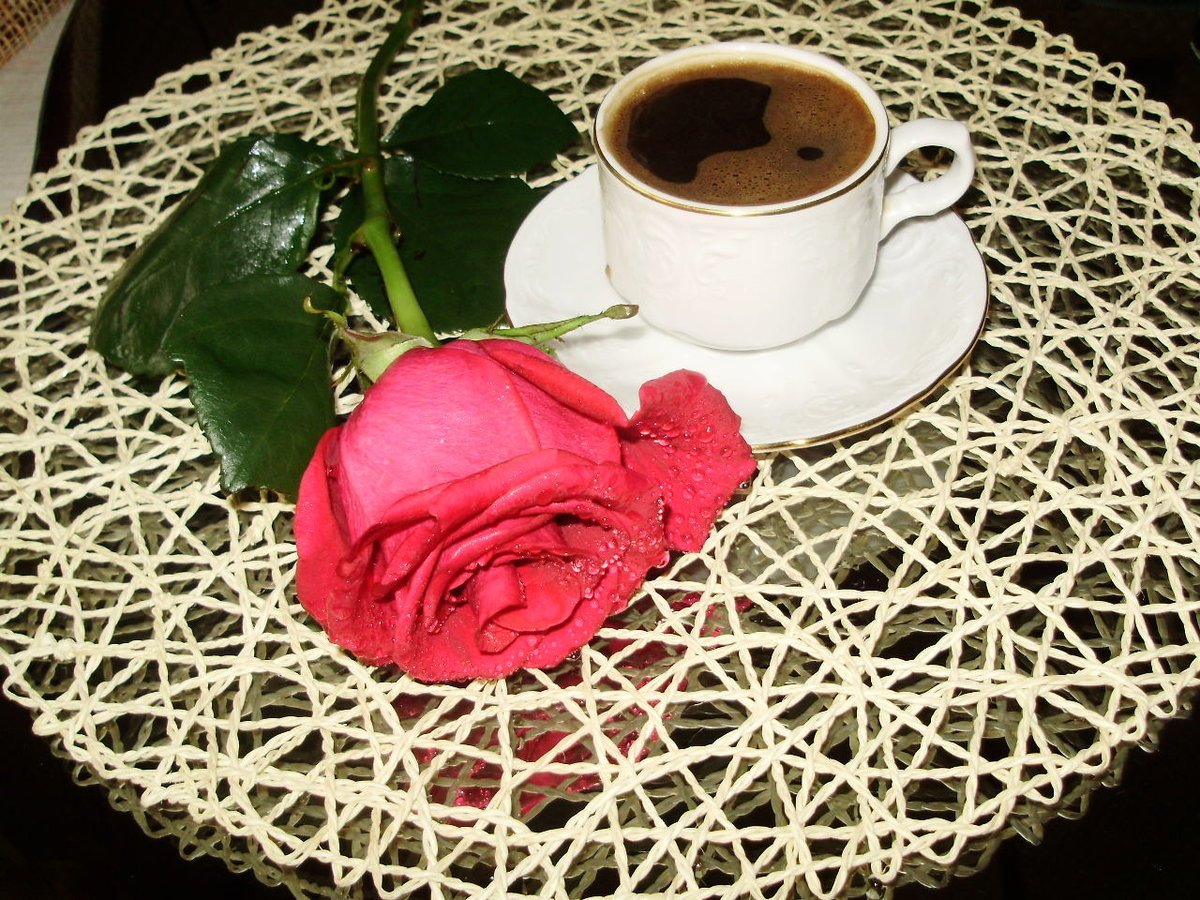 Чашка кофе и роза