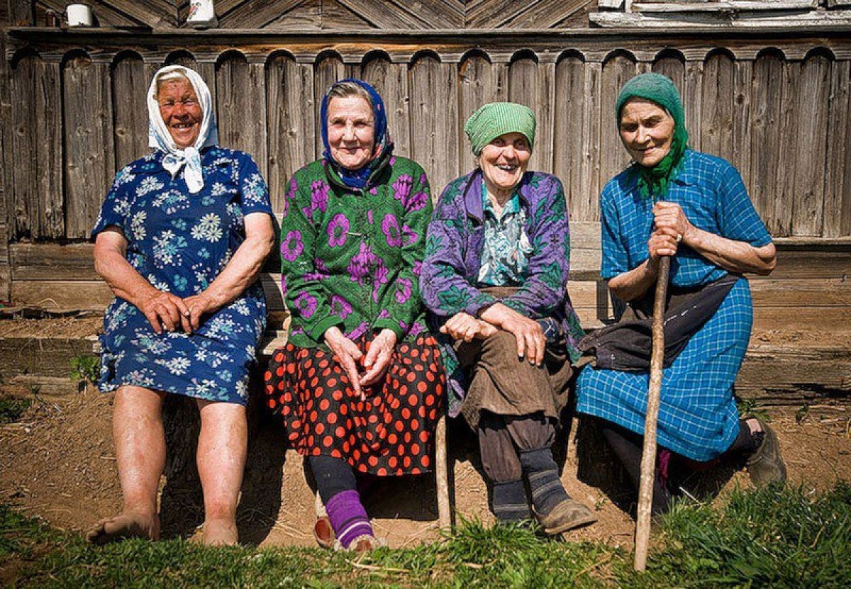 Пожилые люди в деревне