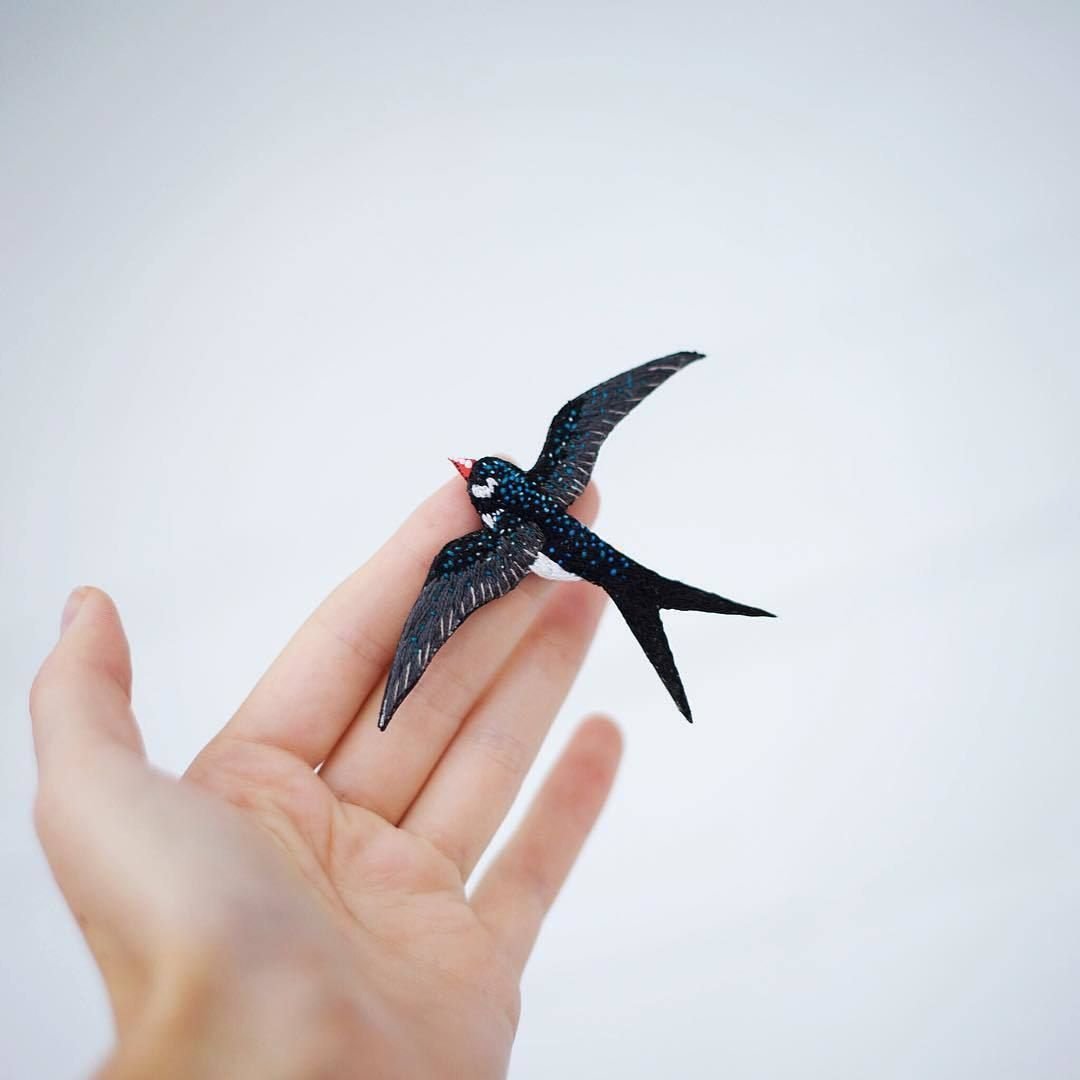 Брошь черная Ласточка