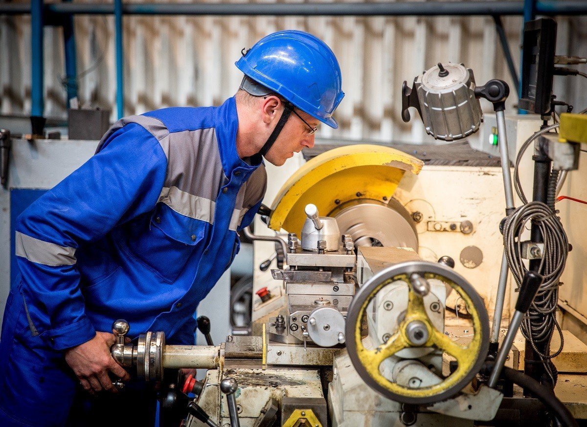 Токарь универсал