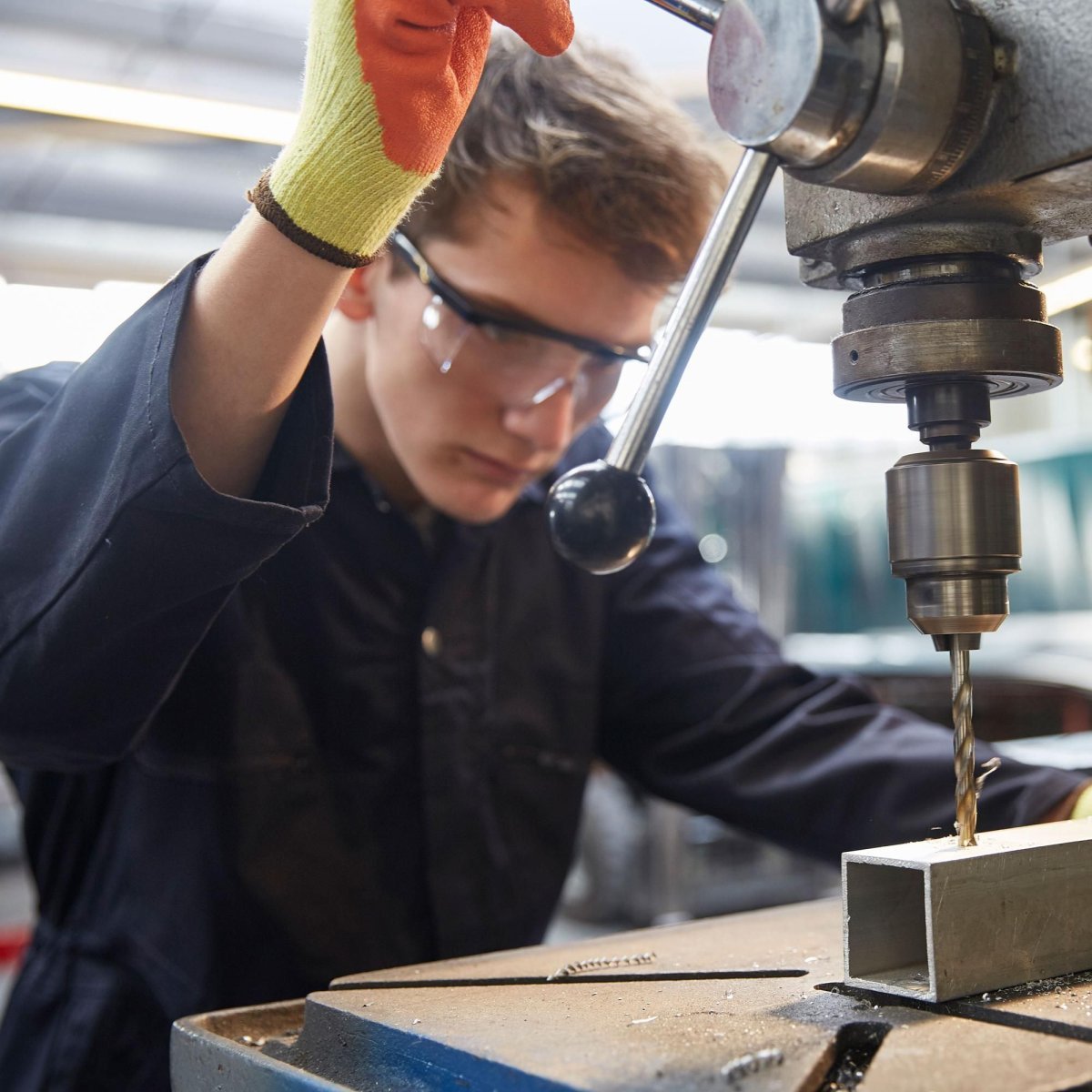 Слесарь сверловщик