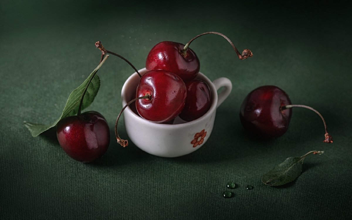 Натюрморт с вишнями