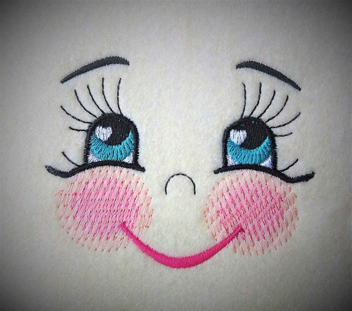 Вышить лицо текстильной кукле