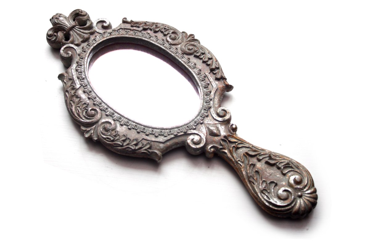 Зеркальце на белом фоне