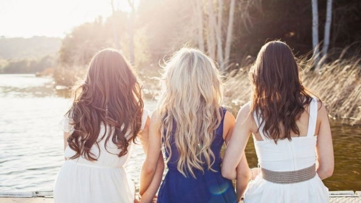 Две девочки спиной