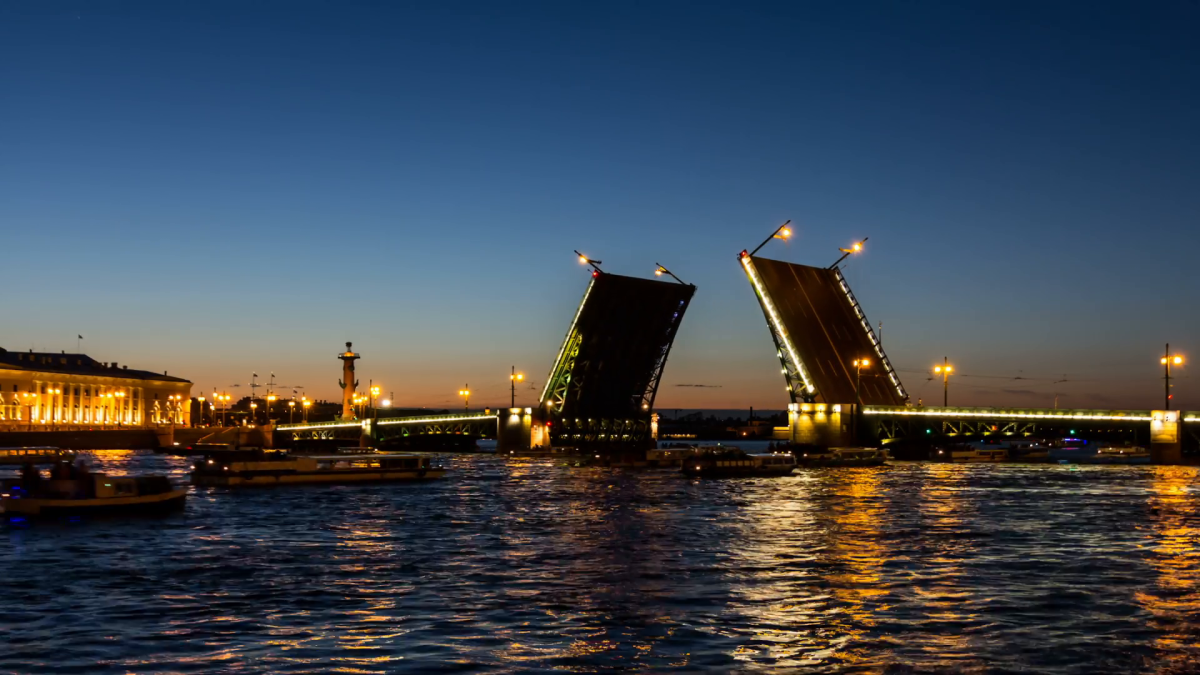 Дворцовый мост в Санкт-Петербурге