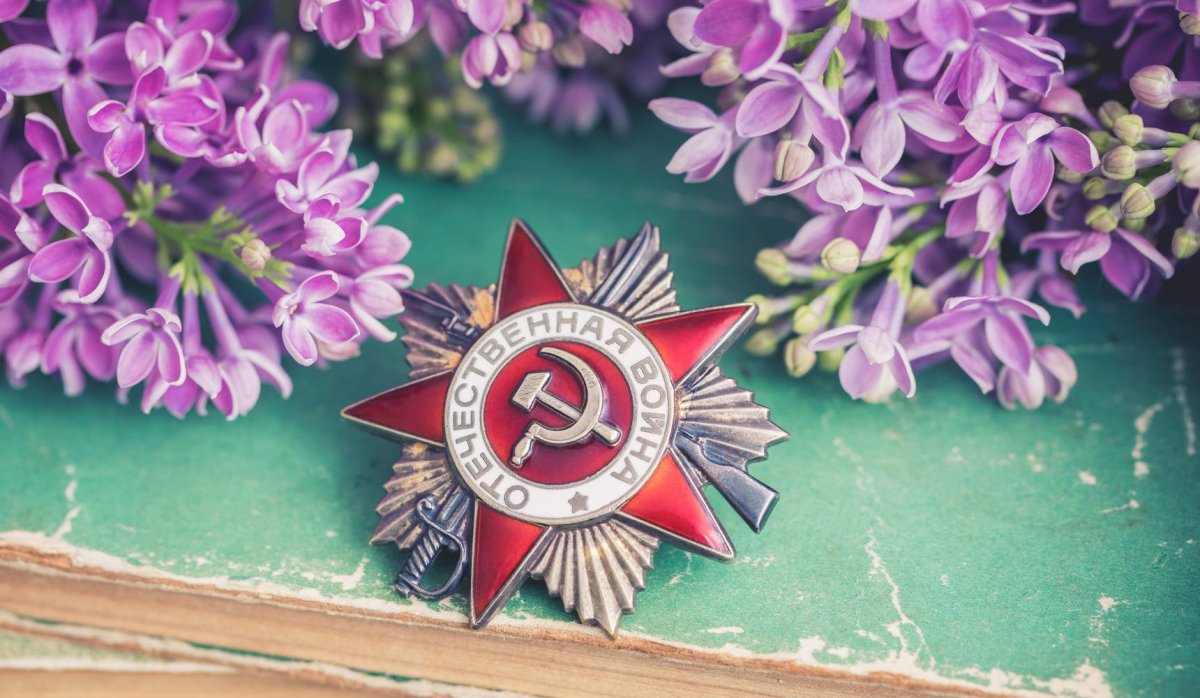 Девочки с праздником Победы