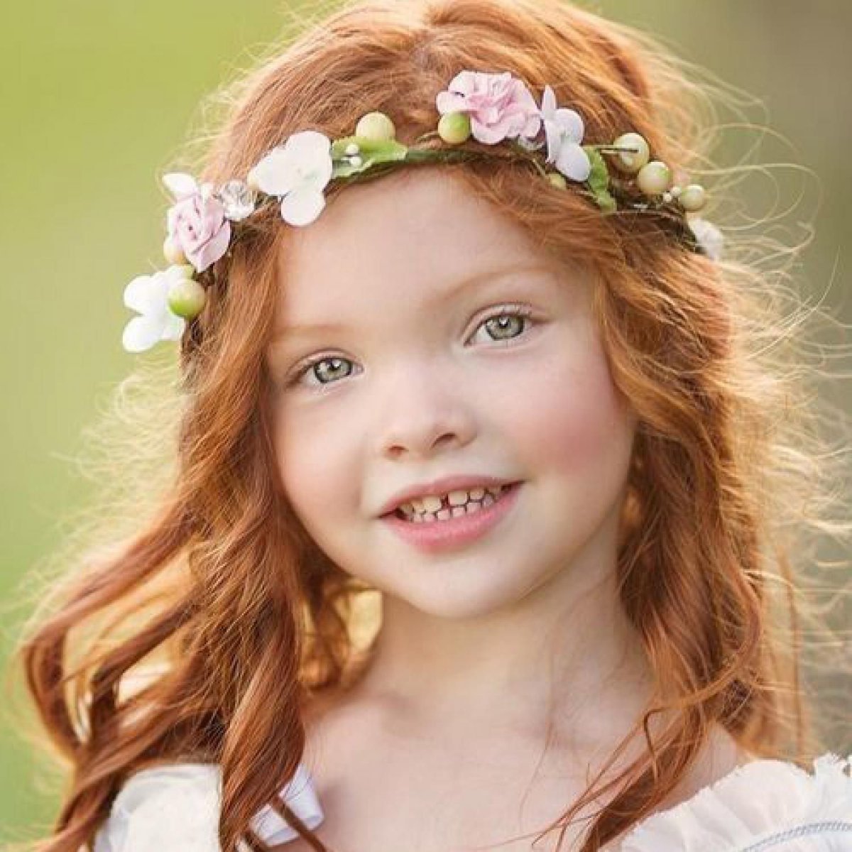 Маленькая девочка в платке