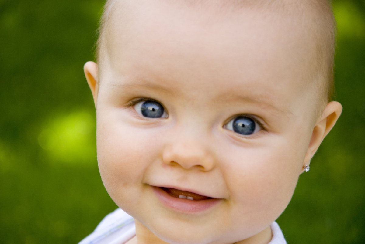 Малыш улыбается