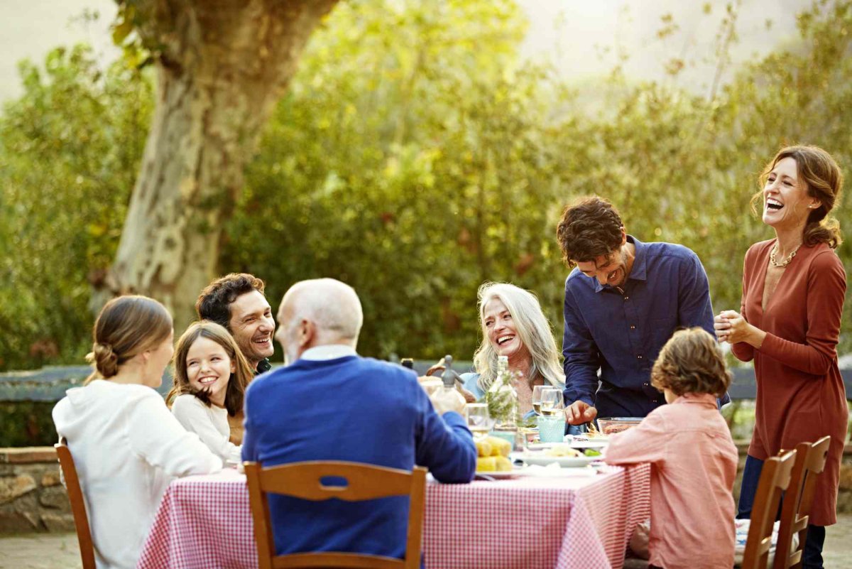 Дружная семья за столом