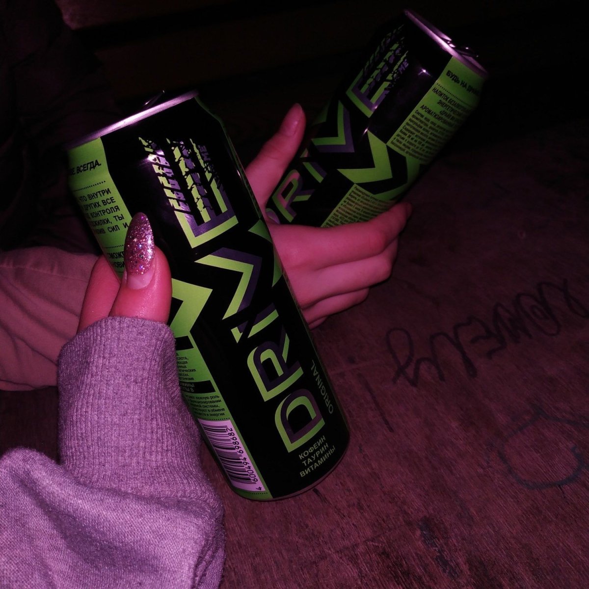 Энергетик в руках у девочек