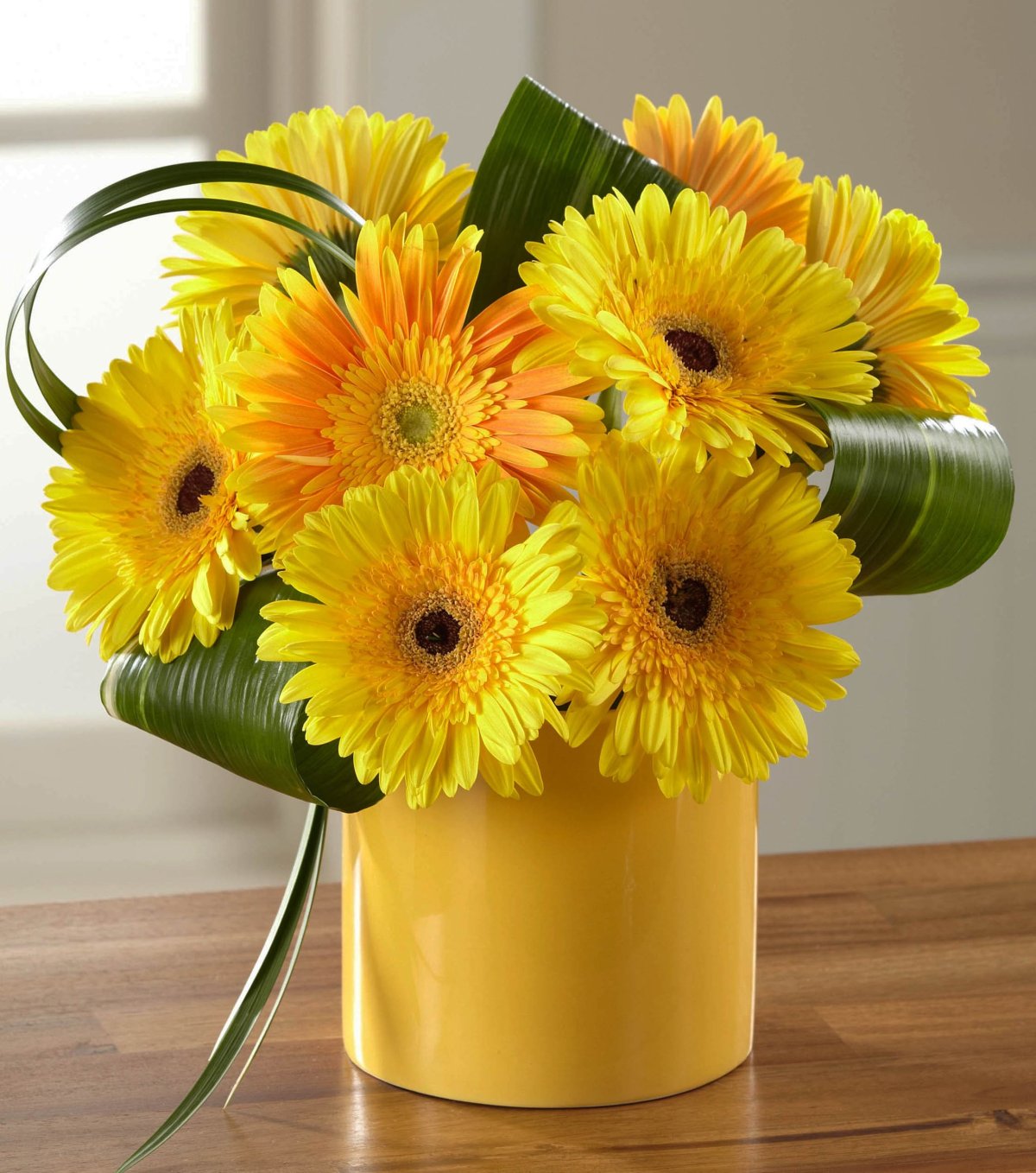 Желтые цветы в вазе