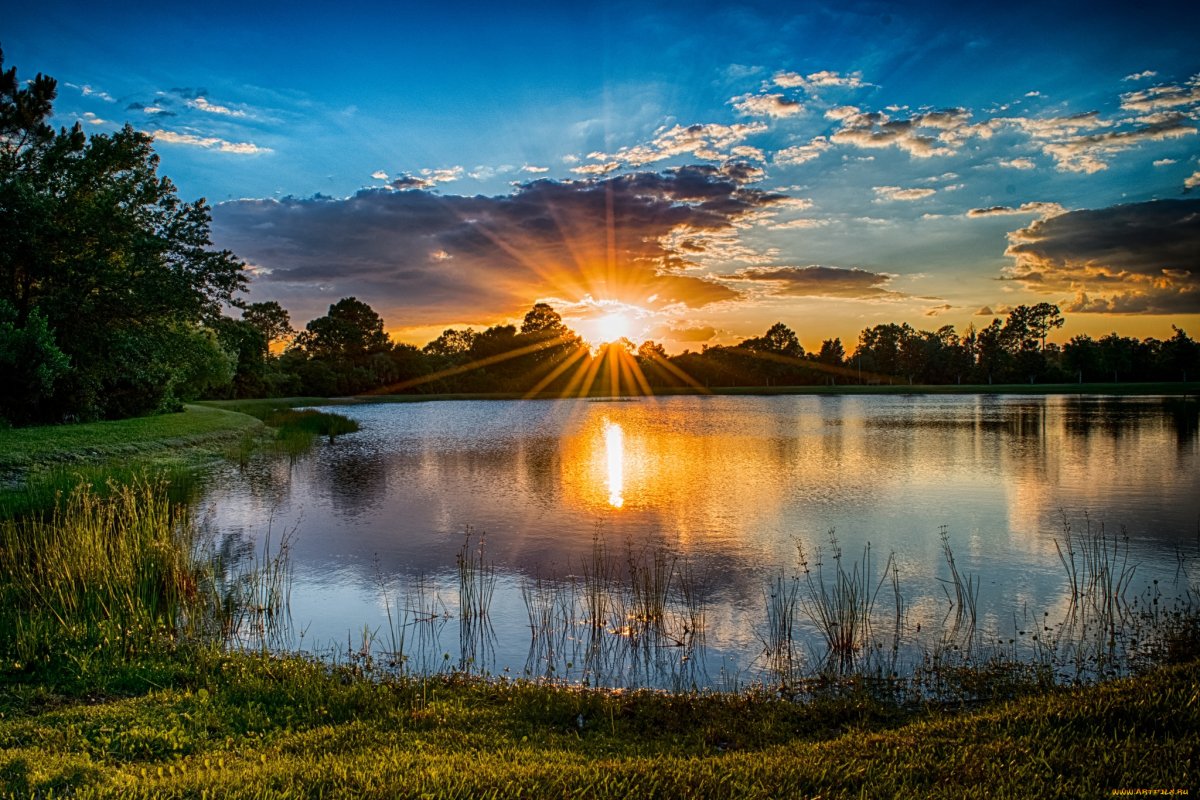 Рассвет над озером