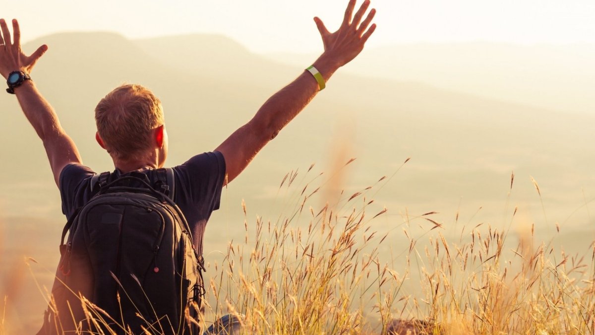 Человек в солнечных лучах