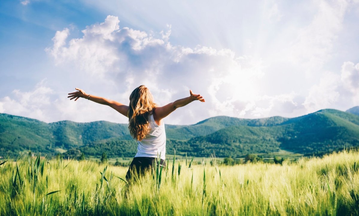 Девушка с распахнутыми руками