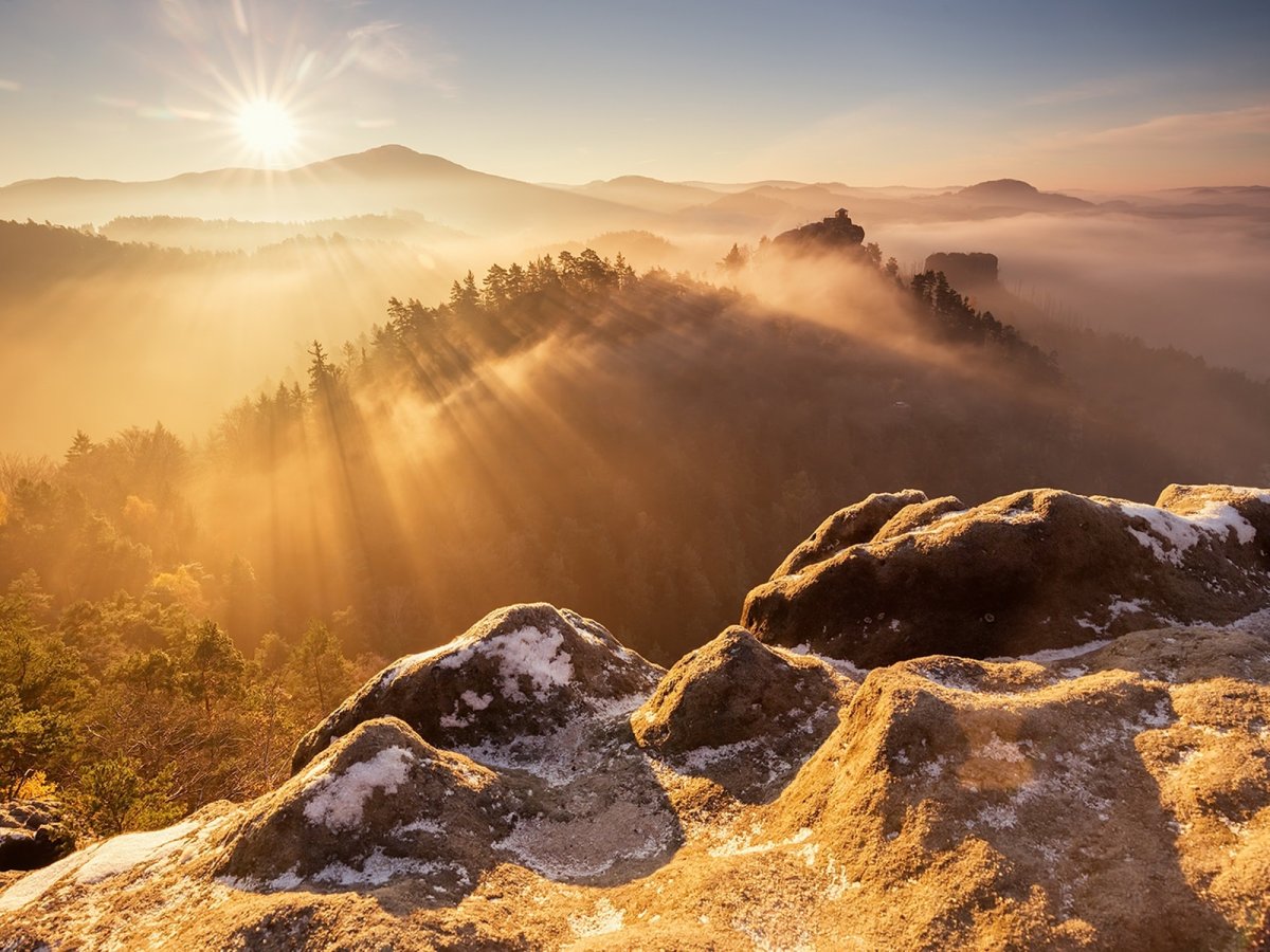 Солнечное утро в горах