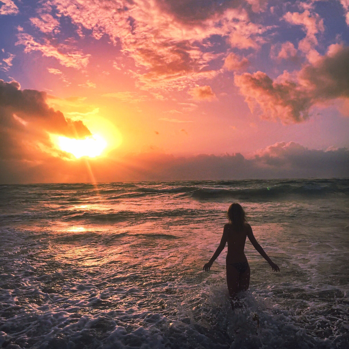 Девушка на закате у моря