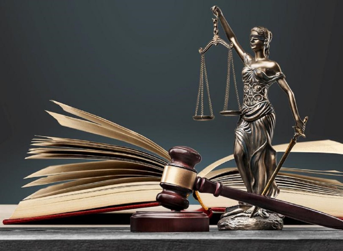 Юрист с весами пишет