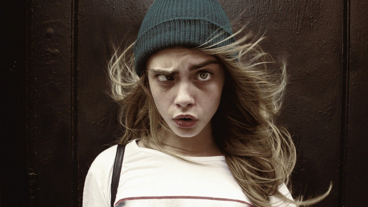 Кара Делевинь кривляется