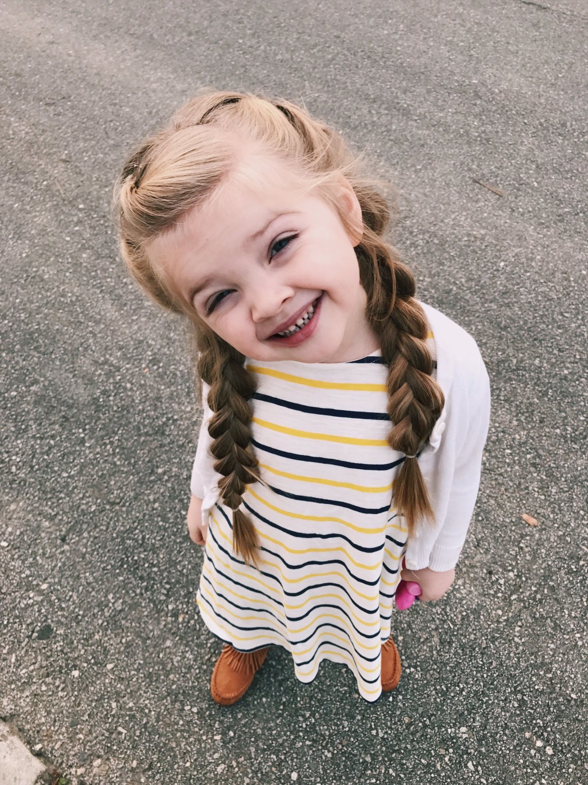 Маленькая девочка с косичками