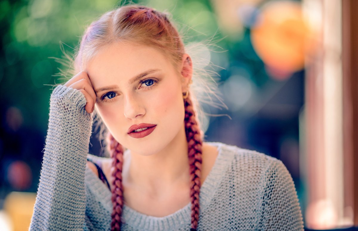 Девушка в свитере