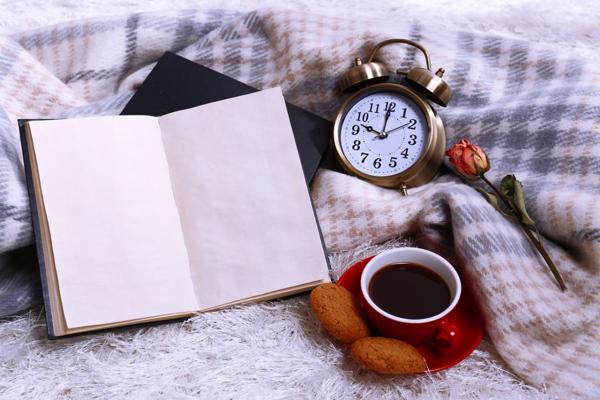 Чашка кофе и книга