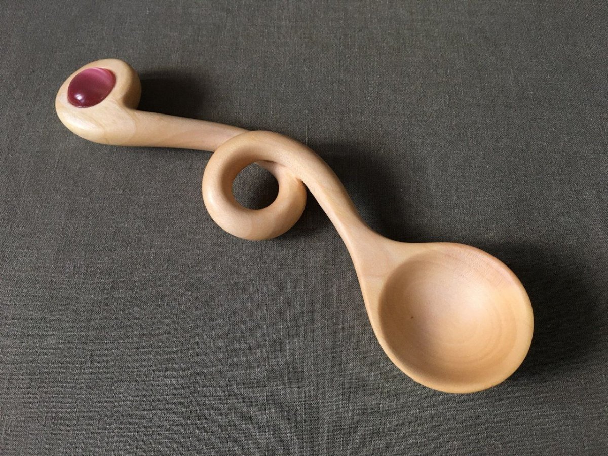 Деревянная ложка с отверстиями