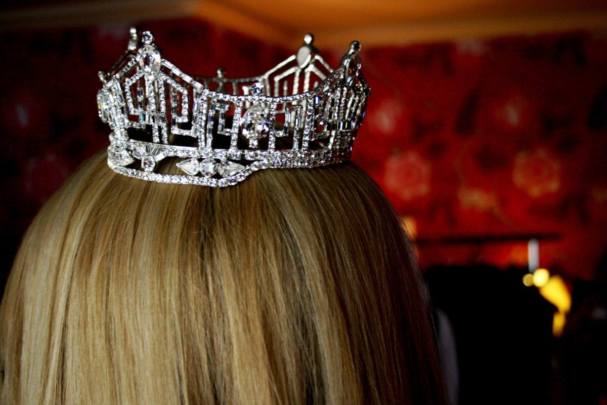 Девочка с короной на голове