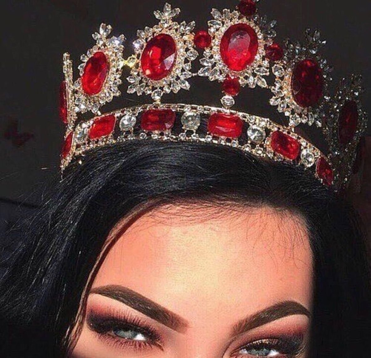 Девушка в короне арт