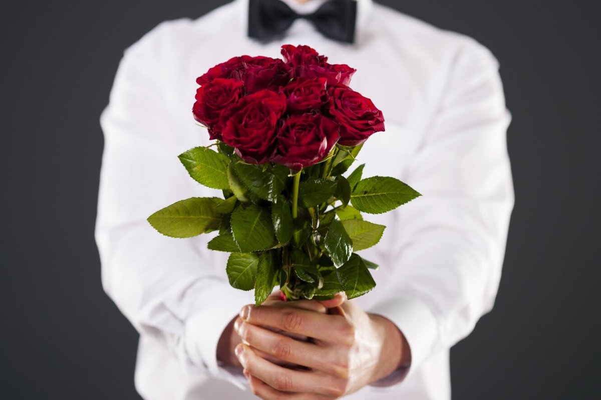 Мужчина с огромным букетом роз