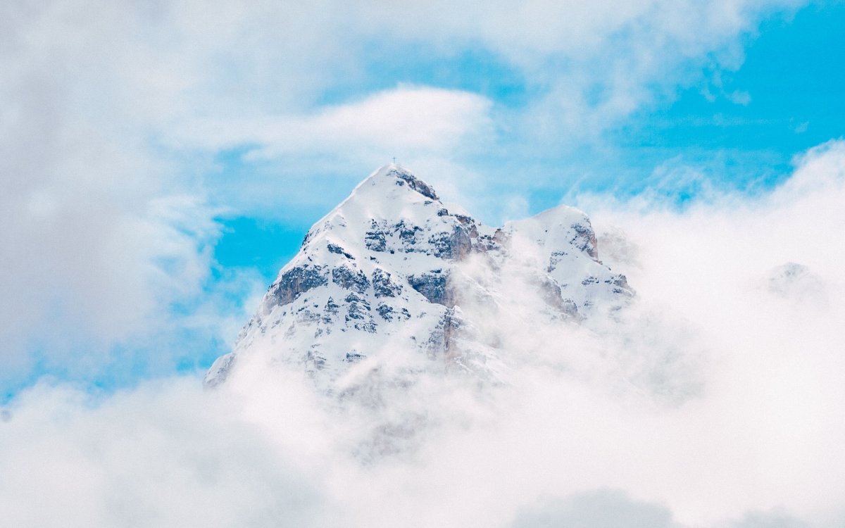 Горы белые верхушки