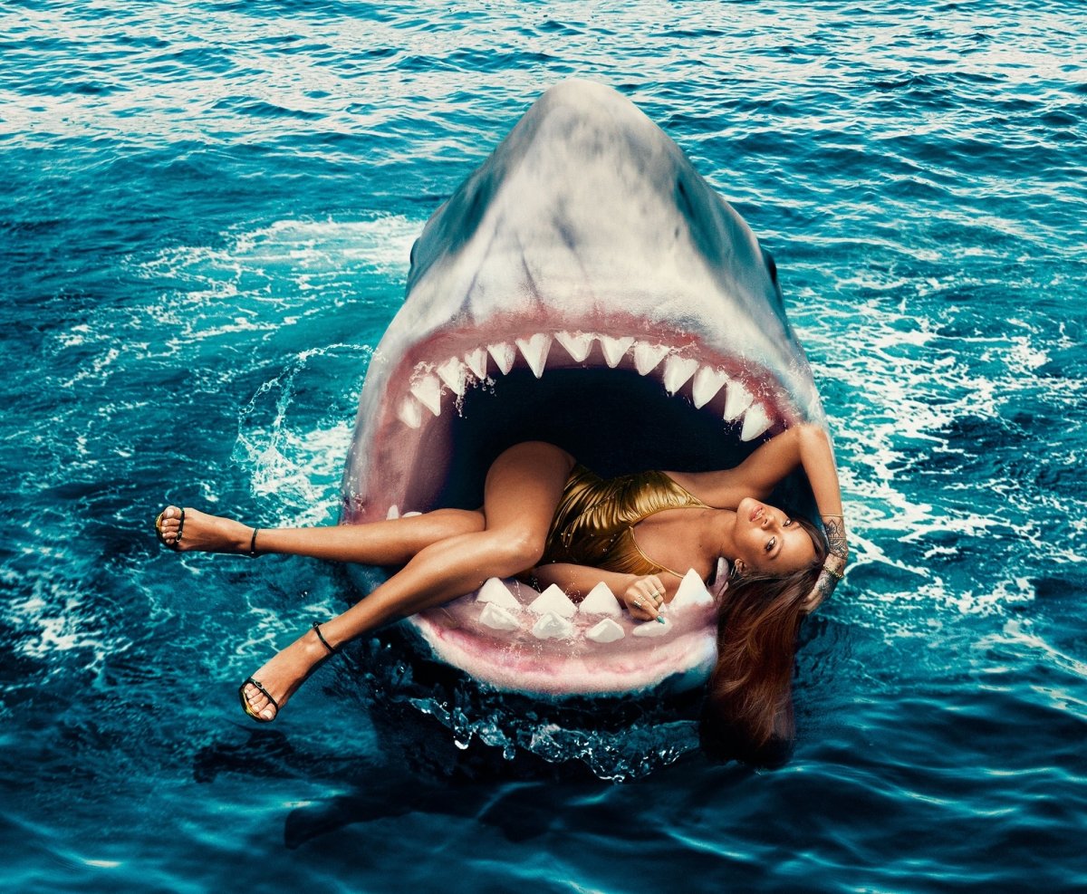 Девушка акула