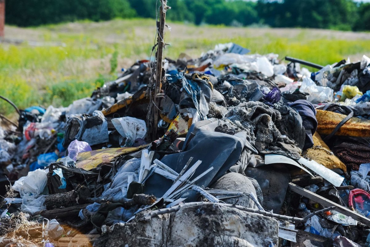 Земной шар в мусоре