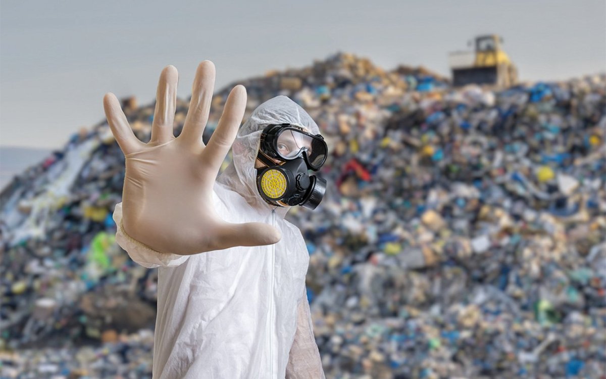 Человек бросает мусор