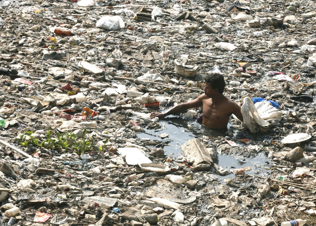 Выкидывать мусор на землю