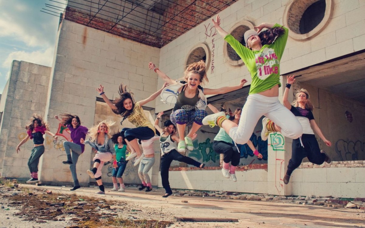 Современные танцы на улице